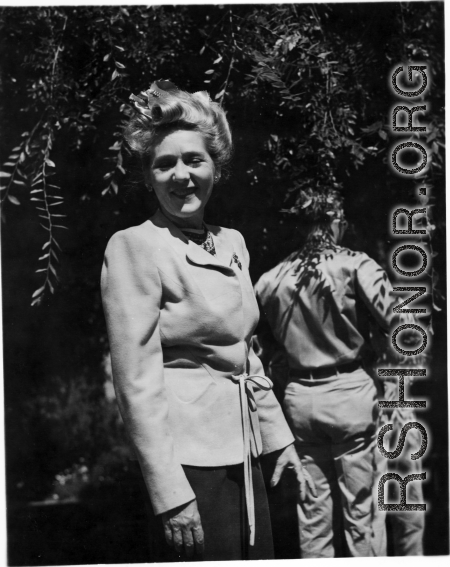 Celebrities visit and perform at Yangkai, Yunnan province, during WWII: Unknown celebrity or VIP.
