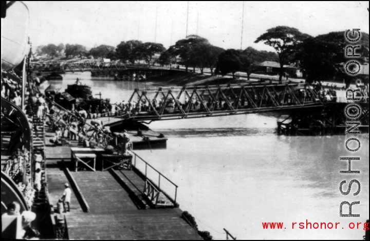 GIs board ship on the way back to the US after the war. The ship is probably the SS Marine Raven.