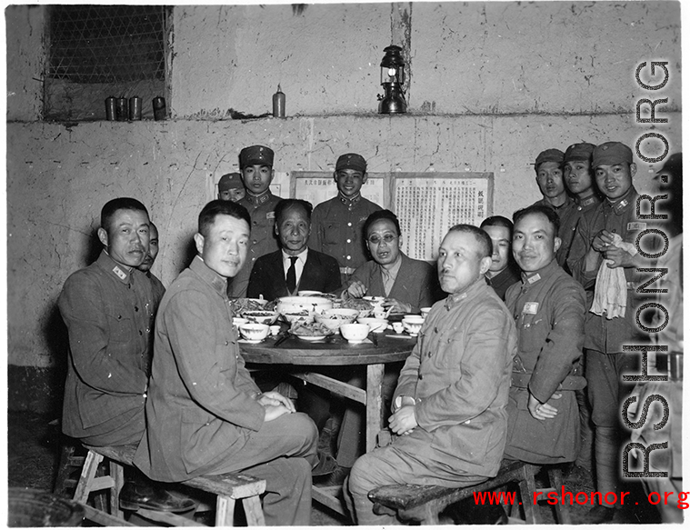 Table of ranking local Nationalist leadership during the banquet at the rally. In foreground, left, is Chinese Lt. General Du Yuming, commander of Nationalist 5th Corps (第五集团军总司令兼昆明防守司令杜聿明). On right is Gen. Wei Lihuang (卫立煌). The general seated on the far left is Qiu Qingquan (邱清泉). In the back are two KMT civilian officials. The one on the right is likely An Zefa (安则法), a highly educated official who had a number of roles in Yunnan during WWII.