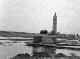 The Chengtian Temple Pagoda in Yinchuan, in northern China, during WWII.   二战期间银川的承天寺塔。