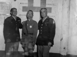  A very emaciated and weary-looking Zheng Tingji (郑庭笈), commander of the 48th Army Division (陆军第四十八师 ), poses at the rally banquet, with two high-ranking US officers. 